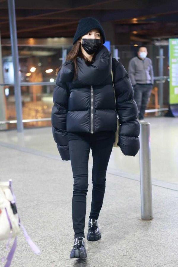 張雨綺這回終於穿對了,黑色麵包服配小腳褲,小鳥腿太顯瘦 張雨綺這回終於穿對了,黑色麵包服配小腳褲,小鳥腿太顯瘦