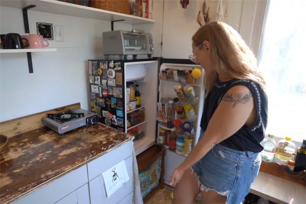 她低價買下10㎡“迷你房”，蝸居日子轉眼已1年，網友：自得其樂