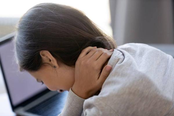 進入秋季，保護頸椎，牢記這4個方法，或能遠離頸椎病的困擾