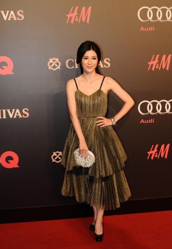 童蕾挺有女人味的，白裙上面鑲亮鑽好吸睛，清純感與成熟感並存