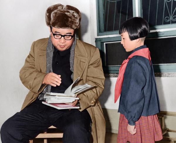 朝鮮圖片展：金日成與兒童們在一起