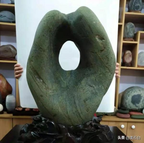 四川有種綠石頭,隨便撿到一塊都能賣幾萬 四川有種綠石頭,隨便撿到一塊都能賣幾萬