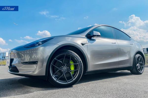 定製一雙MMX20寸跑鞋，特斯拉model y變帥了