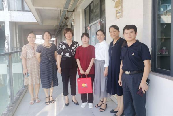 學校開展家庭經濟困難學生走訪慰問活動 學校開展家庭經濟困難學生走訪慰問活動