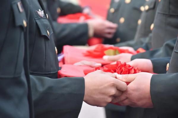 敬禮！第71集團軍組織退役士兵向軍旗告別儀式