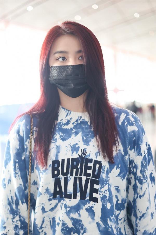 金子涵穿扎染印花衛衣搭配黑色緊身褲，腳踩馬丁靴簡單隨性