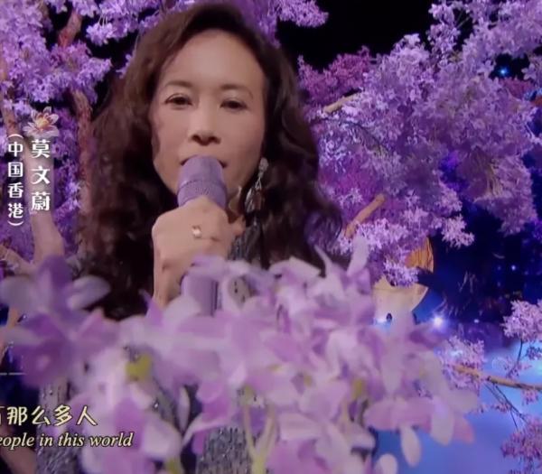 中秋晚會：周深背影好絕，撒貝南唱歌憋笑，劉詩詩對不起這身衣服