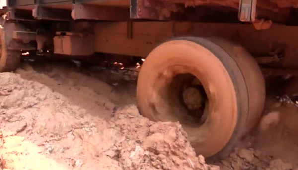 非洲小哥開賓士卡車運紅木,一車50噸一根賣幾十萬,路上全是車禍 非洲小哥開賓士卡車運紅木,一車50噸一根賣幾十萬,路上全是車禍