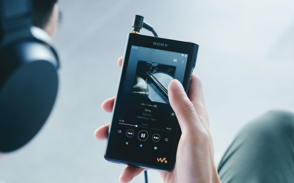 新款索尼金磚來了：機器變大了，音質也變強了？