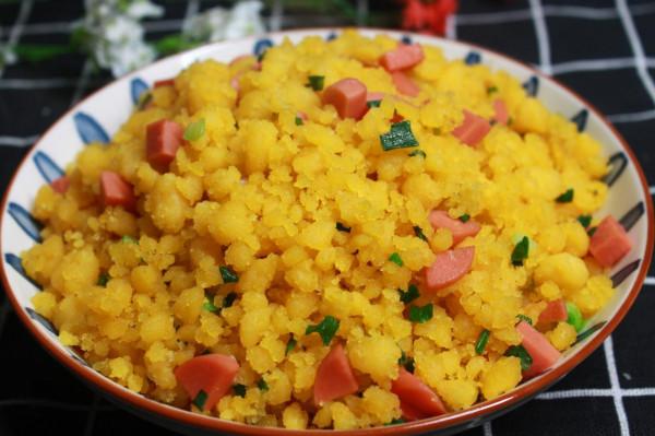 陝西中年夫妻的簡約午餐，一盤玉米麵走紅朋友圈，勾起了兒時回憶