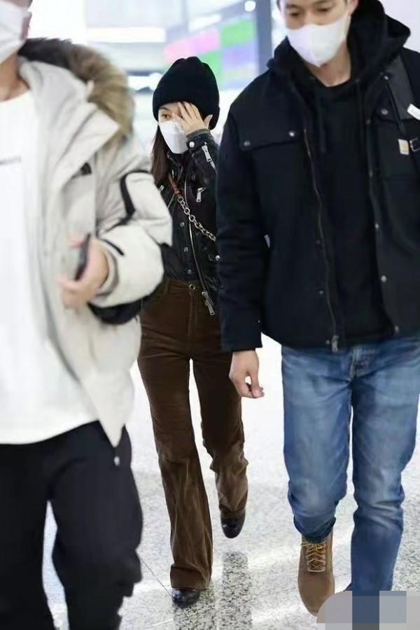 王子文真是&OpenCurlyDoubleQuote;顯高先鋒&rdquo;，穿一身黑幹練高階，這比例看著不輸超模