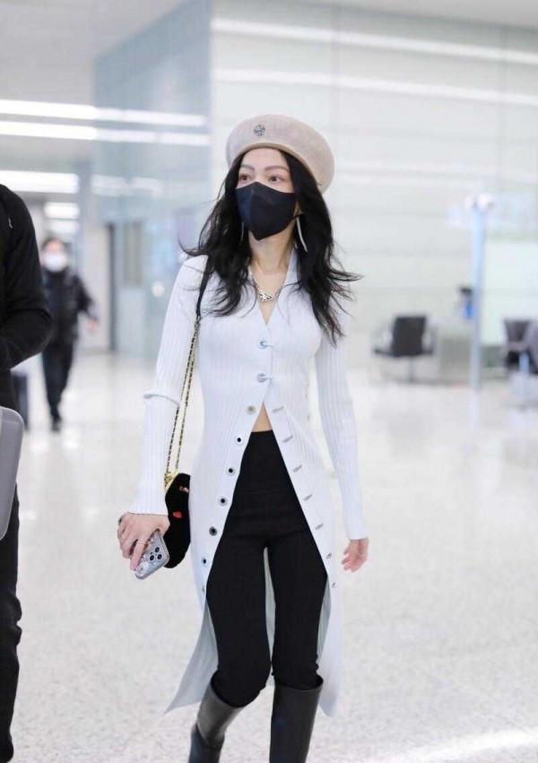 張韶涵瘦成“竹竿人”了，穿針織開衫配修身褲，16寸腰圍太驚豔