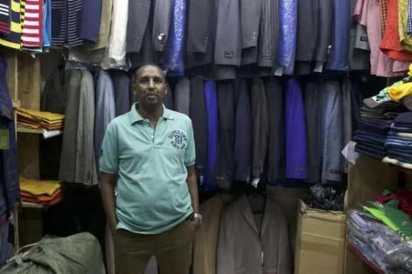 原來在非洲，可以看到那麼多中文字的二手服裝