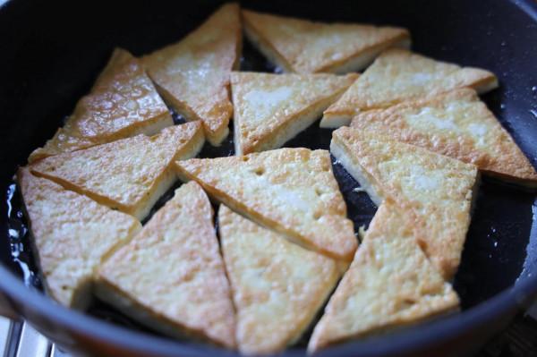 天氣越來越冷，砂鍋燉白菜豆腐不能少，湯鮮味美，吃完渾身暖