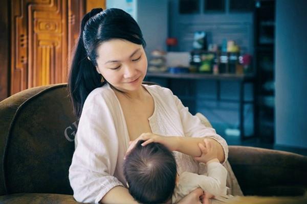 寶寶一歲後,在餵養上家長一不小心就會犯錯,牢記兩戒三少二堅持 寶寶一歲後,在餵養上家長一不小心就會犯錯,牢記兩戒三少二堅持