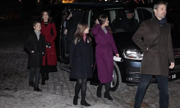 丹麥王室的11歲王子真帥氣！穿大衣顯紳士感，雙胞胎妹妹顏值輸了