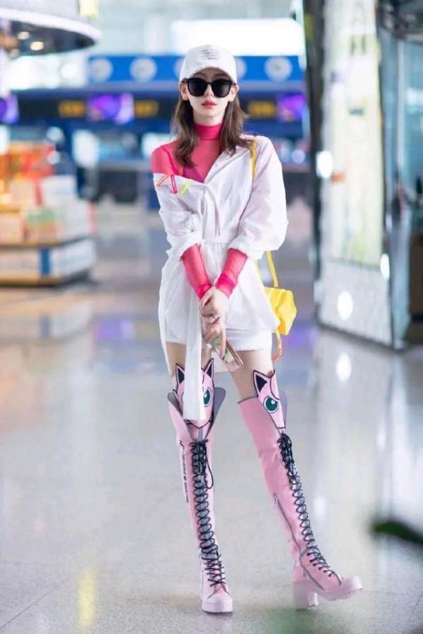 戚薇真會玩，衣服不好好穿就算了，褲子還非得反著穿，意外洋氣