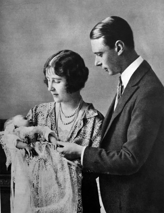 女王母親的心酸往事：想嫁哥哥卻嫁了弟弟，被口吃的國王丈夫家暴