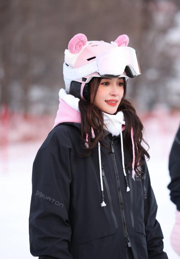 楊穎最新滑雪造型清新十足 戴粉色頭盔可愛軟萌