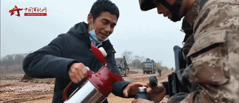 送水老鄉，竟是一等功臣