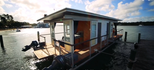 男子花百萬將家搬到水面上 12㎡漂浮小屋每月管理費至少三千