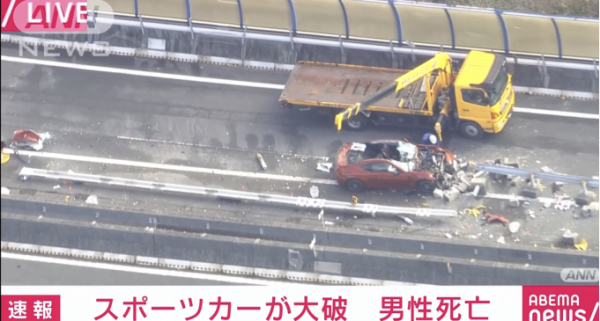 日媒：一轎車撞擊後順勢被“夾進”高速護欄中間，司機死亡