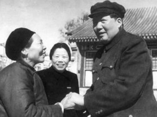 毛主席去南泥灣視察，王震請客吃燒雞，飯後主席悄悄將雞架塞兜裡