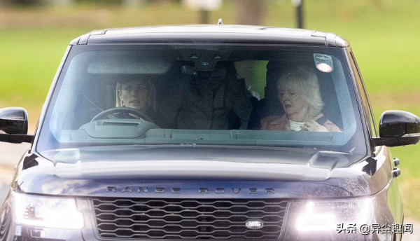 95歲的英國女王參加了她的兩個曾孫的洗禮，哈里王子前女友也來了