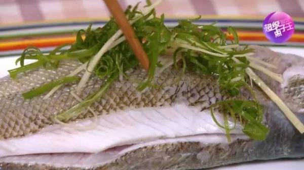 醃魚不用鹽，蒸魚不用碟！這樣做，魚肉沒有一點腥味