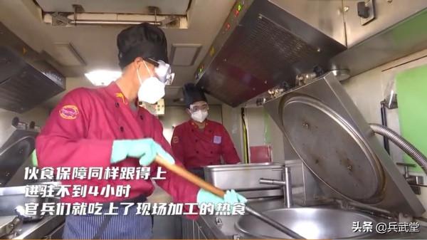 國內高原炊事班多先進?外骨骼輕鬆扛起一袋糧食,搭配無人運輸車 國內高原炊事班多先進?外骨骼輕鬆扛起一袋糧食,搭配無人運輸車