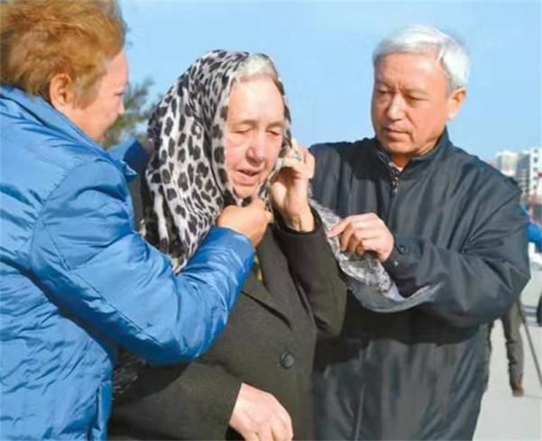 黎遠康尋蘇聯母親55年，終於61歲赴蘇，80歲母親痛哭：我也在找你