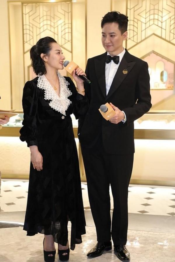 劉璇穿裙子挺美的，拼接裙看著有點緊繃，但蓋不住清純的氣質