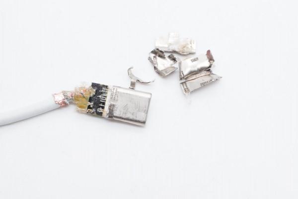 反向升級？蘋果新版C94 USB-C to Lightning線拆解