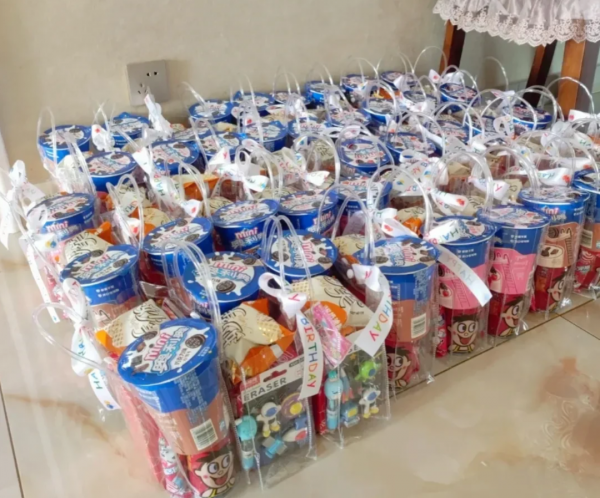 小朋友在幼兒園過生日，要給全班準備禮物，寶媽怒了：不正之風