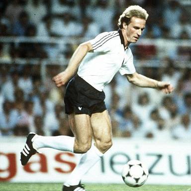 德國戰神魯梅尼格，不是10號的10號，與球王之間只差一座世界盃