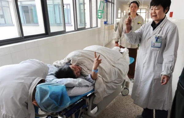 11年前，60歲失獨母親冒死生下雙胞胎，如今一家四口現狀如何？