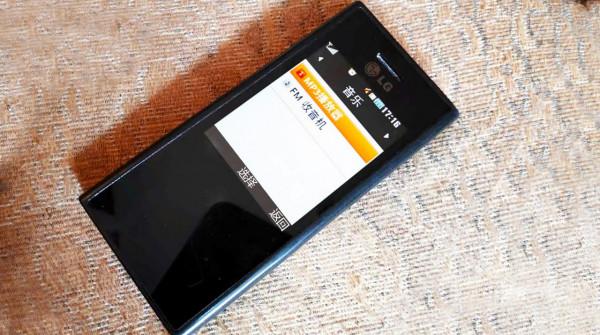 外形像巧克力，體驗這款二手LG滑蓋手機，黑紅色設計創造經典