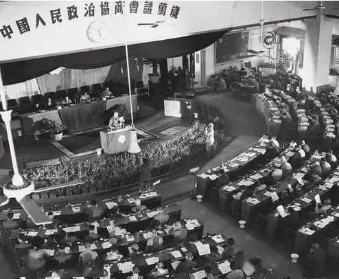 1995年，一對大紅燈籠被拍賣出1380萬的高價，這背後有什麼故事？