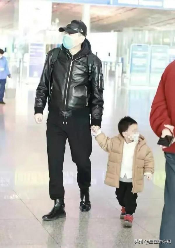 大兒子比媽高，小兒子懷中抱，蔣勤勤陳建斌一家四口出行太低調