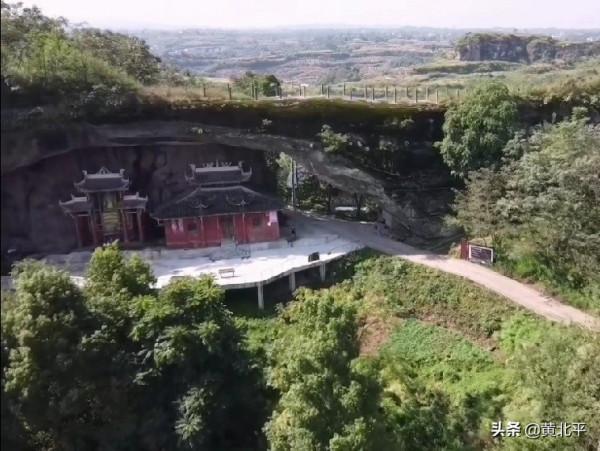 四川廣安武勝縣勝利鎮有座天然形成的大橋，形成於1億7千萬年之前