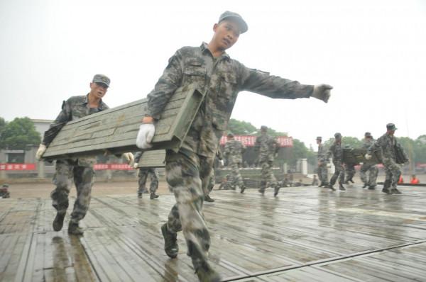 中國舟橋部隊有多強?26分鐘即可架設千米鐵橋,可供重灌部隊通行 中國舟橋部隊有多強?26分鐘即可架設千米鐵橋,可供重灌部隊通行
