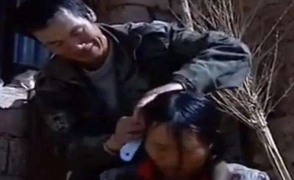 用鐵鏈將妻子鎖在豬圈11年，還想賣女兒，卻被稱絕世好男人