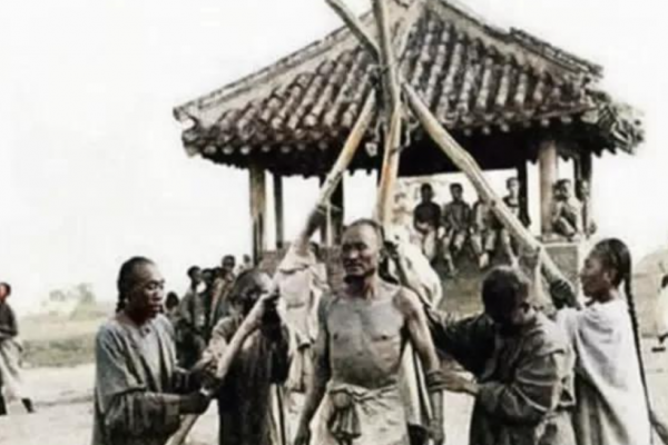 真實清末亂世象，富人縱情享樂，貴族女子纖弱嬌媚，百姓一臉麻木