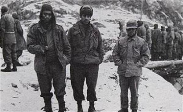 抗美援朝時敵軍用繩子拴在一起,這是啥戰術?志願軍如何巧抓俘虜 抗美援朝時敵軍用繩子拴在一起,這是啥戰術?志願軍如何巧抓俘虜