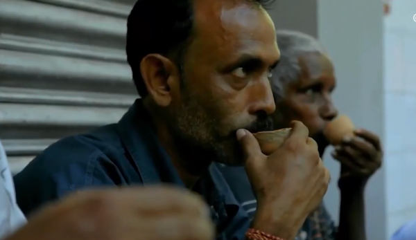 印度的致富鬼才：用繩子綁個磁鐵在恆河撈硬幣，賺大發了！紀錄片