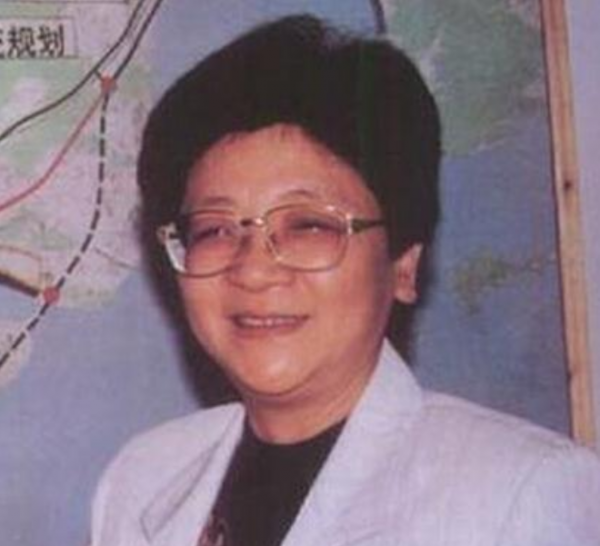 溫州女富豪胡潔：前夫由司機變鉅貪，二婚嫁周立波，大方送保時捷