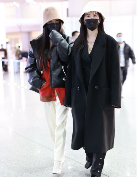 By2孫涵孫雨合體走機場，雙胞胎姐妹長相一樣，但穿搭風格大不同