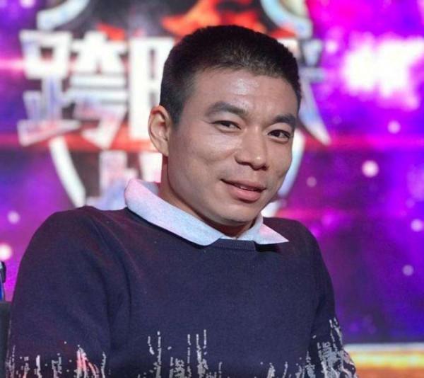 夏西偉:5歲時被生父家暴,落下終生殘疾,靠貼膜買下一套房 夏西偉:5歲時被生父家暴,落下終生殘疾,靠貼膜買下一套房