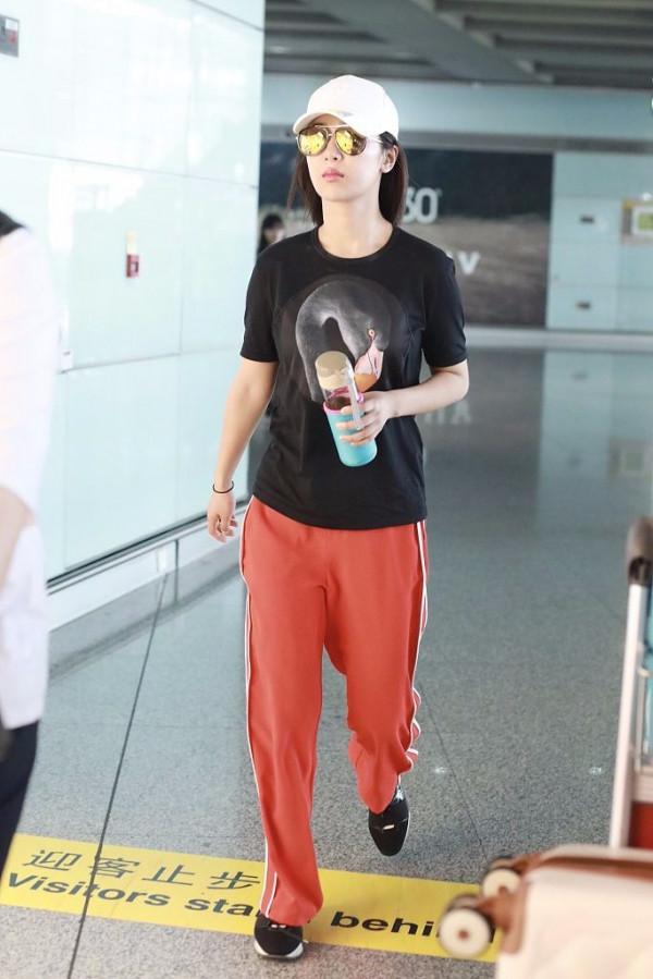 李現的女助理，長相清秀很耐看，比楊紫還漂亮