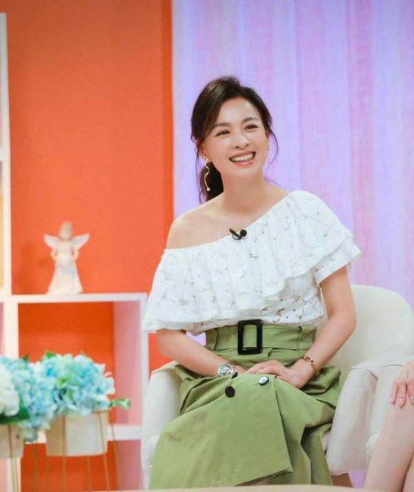 張庭終於剪掉十年長髮,bob短髮配印花裙洋氣減齡,51歲嫩成21歲 張庭終於剪掉十年長髮,bob短髮配印花裙洋氣減齡,51歲嫩成21歲